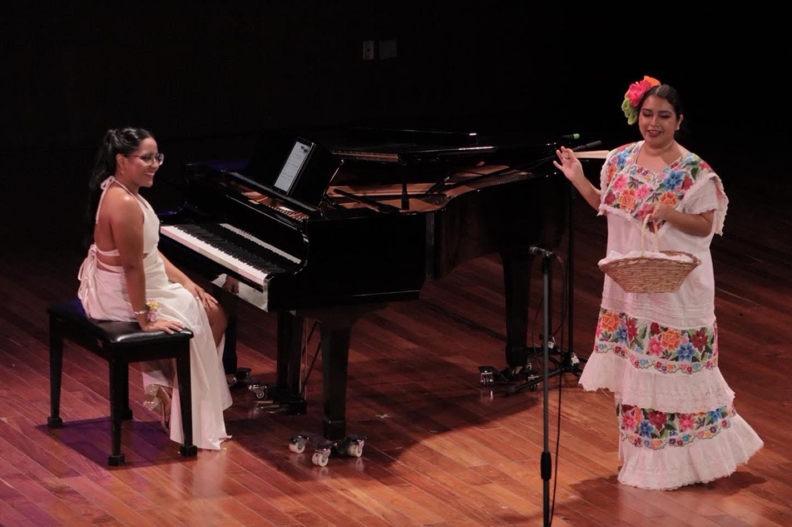 Blanca Fuentes Valencia performing at the piano on stage in Mérida